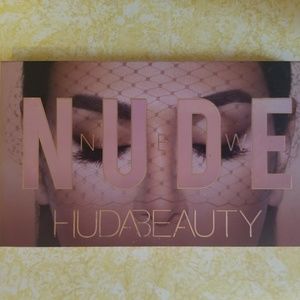 HUDA Nude eyeshadow palette and
